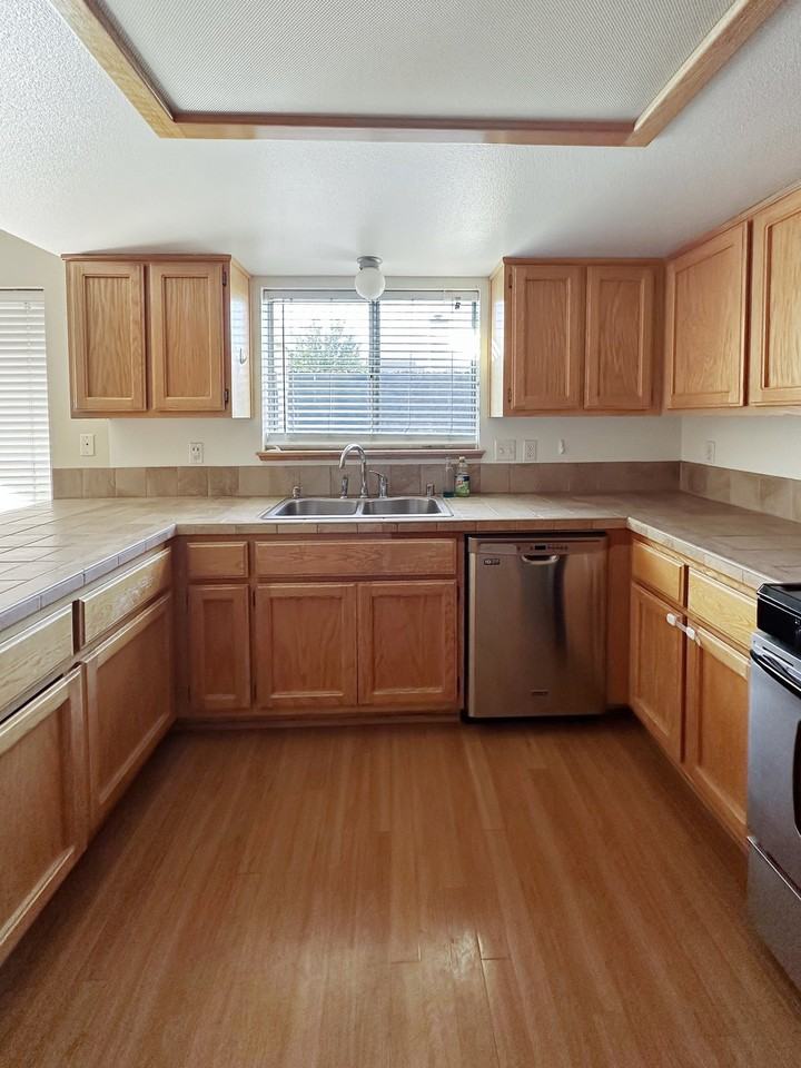 605 E Wilson Ave - Photo 6 of 16