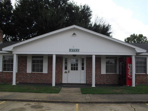 White Columns Fleur De Lis Summertree Apartments 815 Woodyard Dr