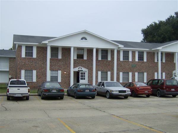 White Columns Fleur De Lis Summertree Apartments 815 Woodyard Dr