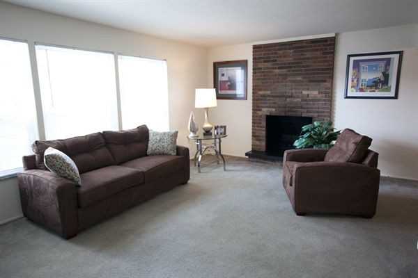 Oxford Court - Photo 2 of 7