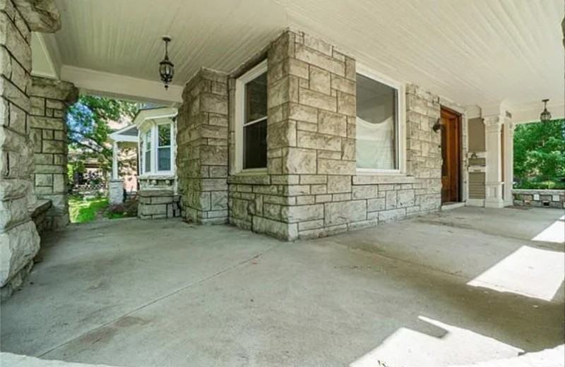 2903 Charlotte St - Photo 2 of 20