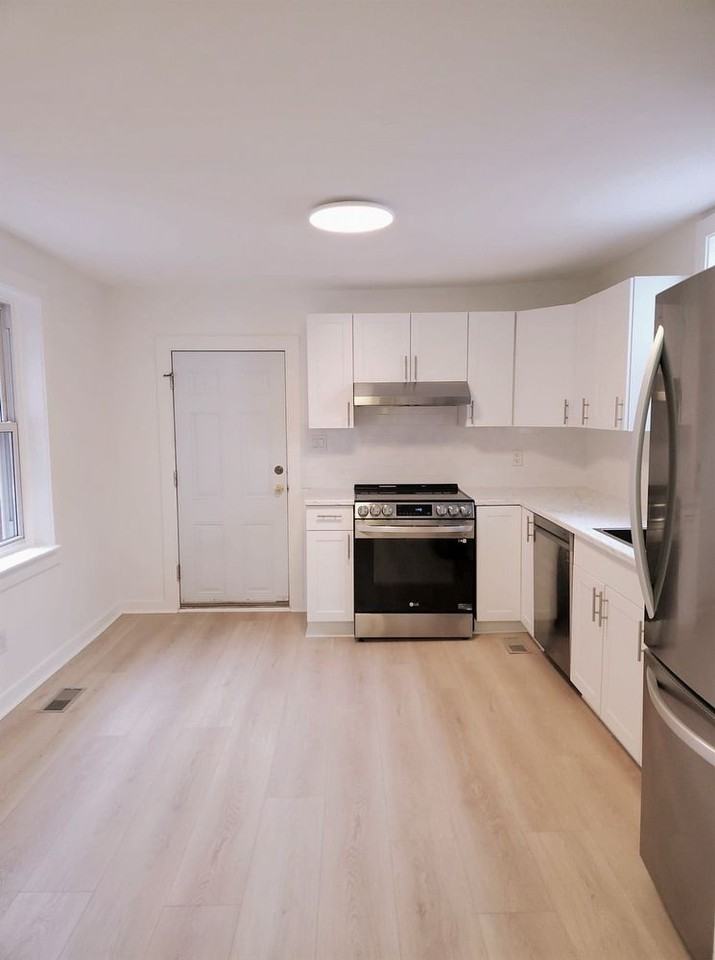 281 Renfrew St - Photo 2 of 15