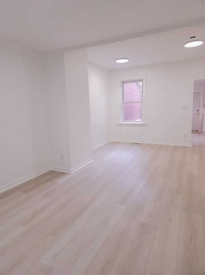 281 Renfrew St - Photo 3 of 15