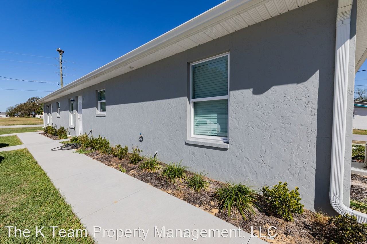 1210 Ave Z SE - Photo 2 of 9