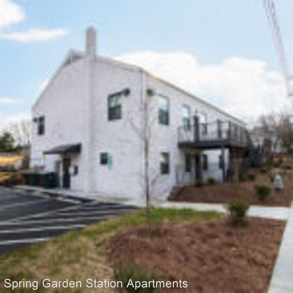 915 Englewood Street - Photo 3 of 10