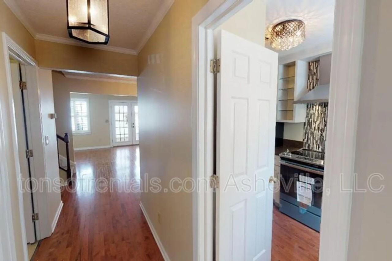 1409 Kensington Rd - Photo 2 of 10
