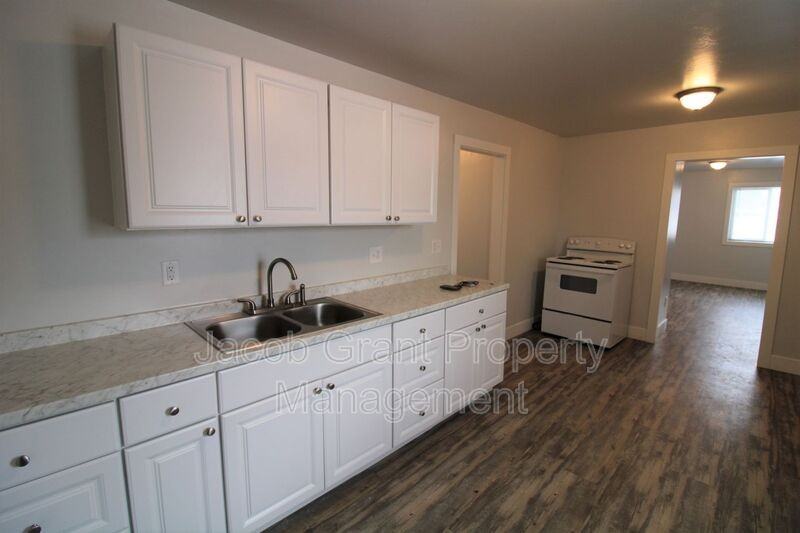 1310 Lake Ave - Photo 4 of 13