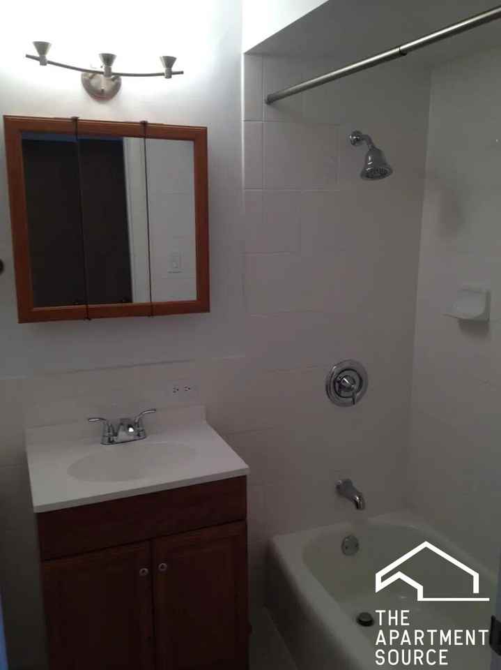 4827 W 31st St #2E - Photo 7 of 9