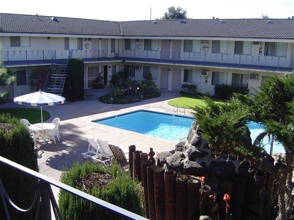 Downey West Garden Apartments - Photo 2 of 6