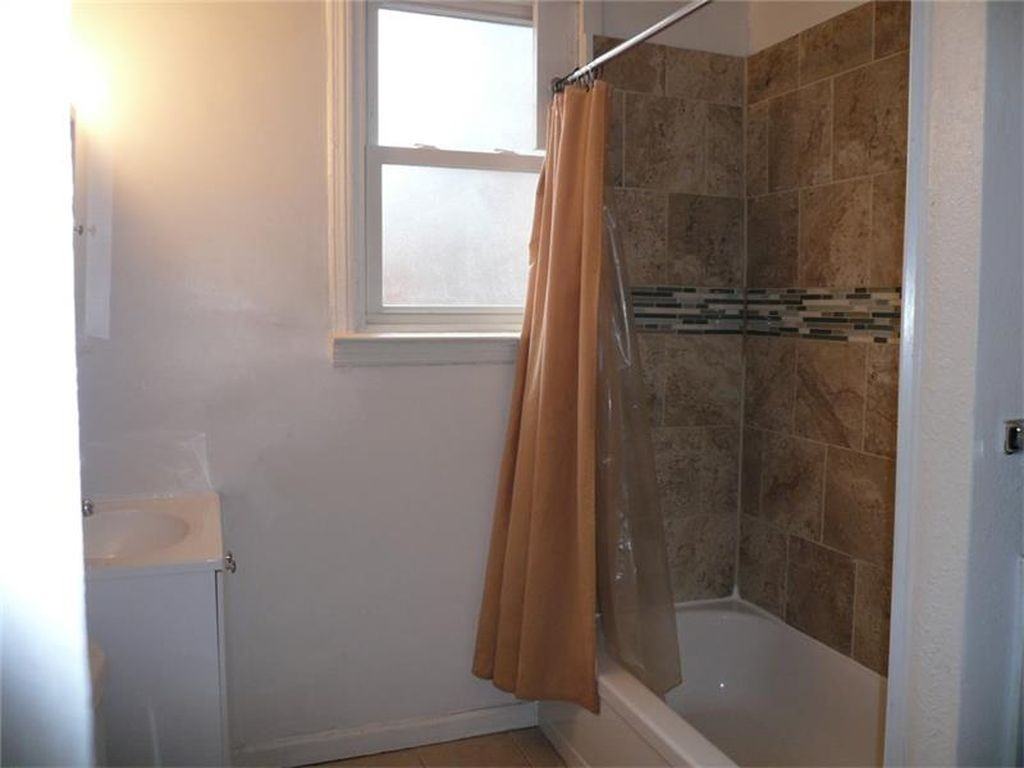 154 Robinson St - Photo 6 of 7