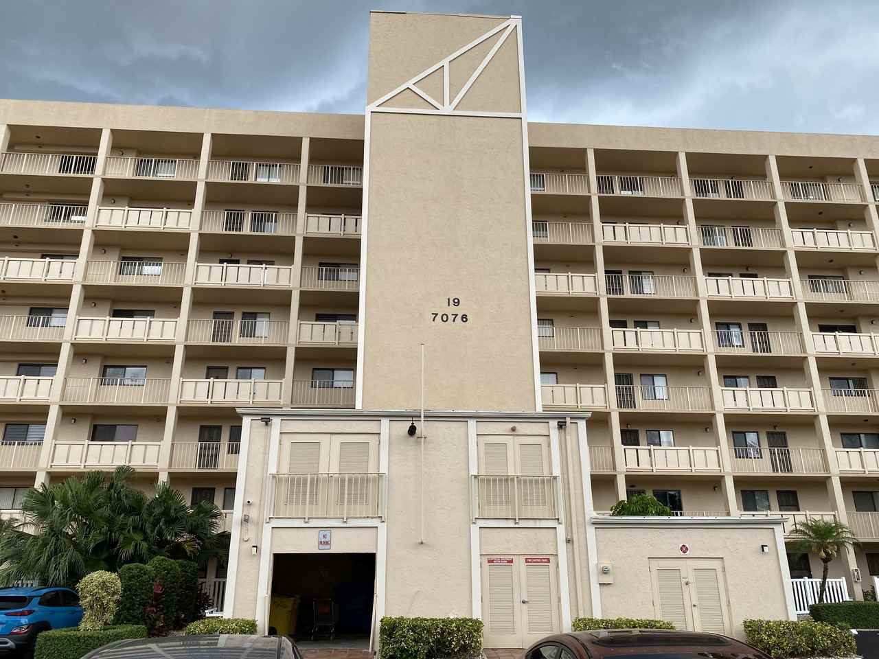 7076 Huntington Ln - Photo 2 of 38