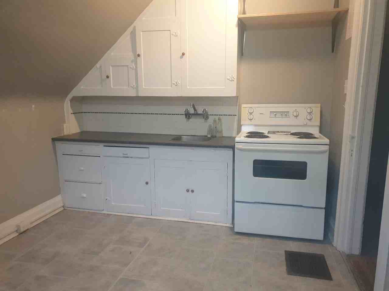 190 Waterloo - Photo 3 of 7