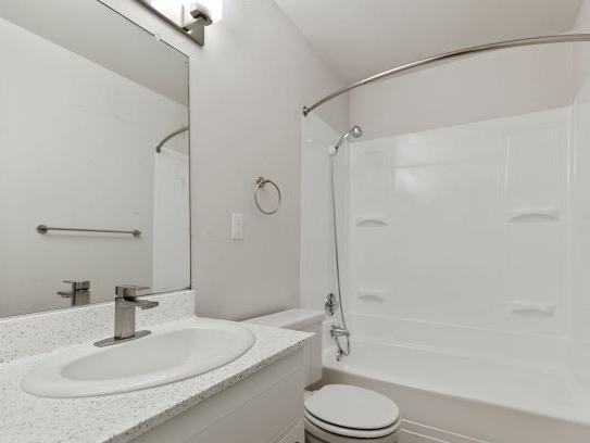 233 N Mollison Ave - Photo 7 of 18