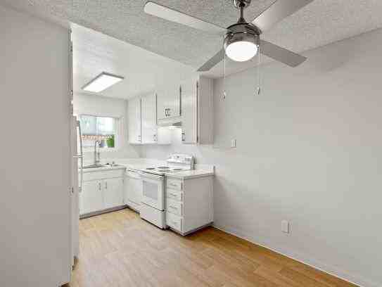 233 N Mollison Ave - Photo 5 of 18