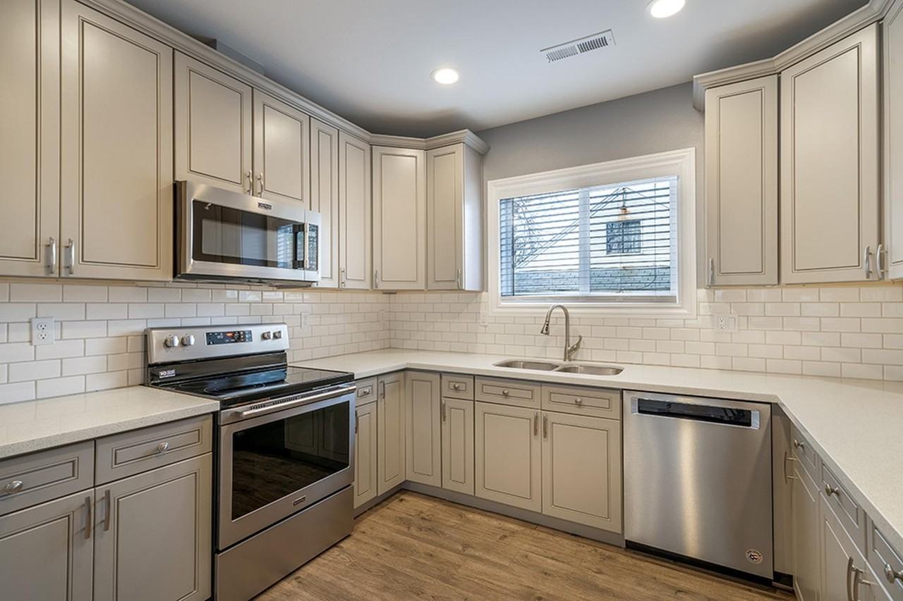 Exquisite Alberta home near top NE shopping & dining - Photo 5 of 27