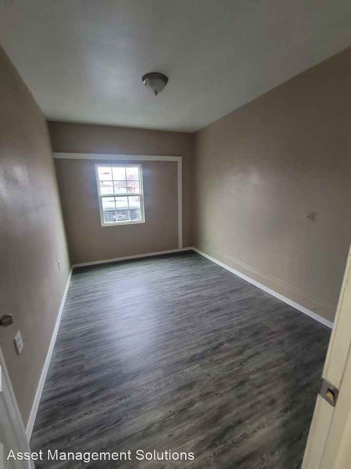 2307 N Lincoln Ave - Photo 2 of 12