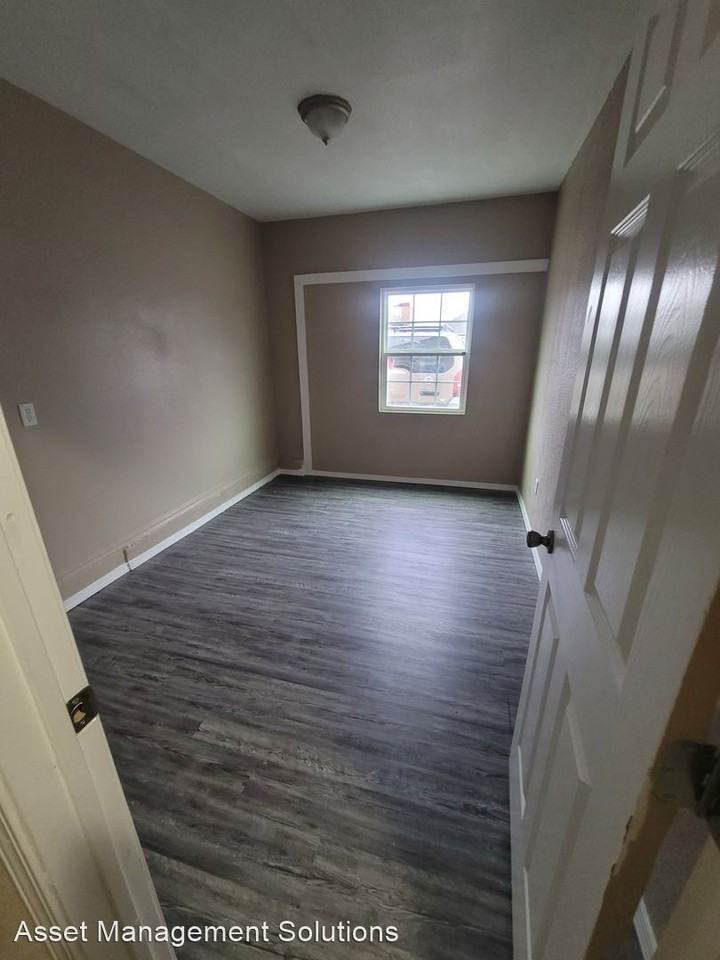 2307 N Lincoln Ave - Photo 3 of 12