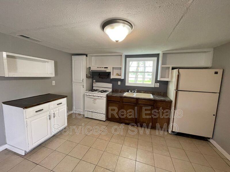 522 W Mchenry St - Photo 3 of 10