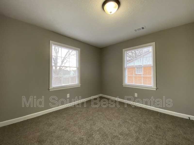 1319 S Jackson St - Photo 3 of 8