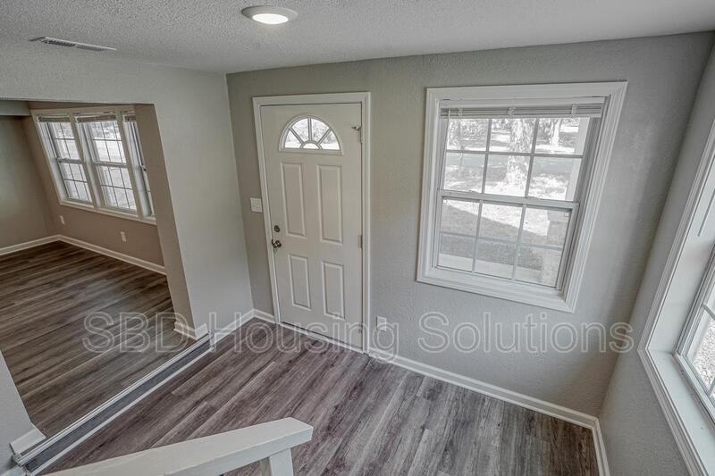 4709 N Main St - Photo 3 of 18