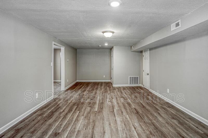 4709 N Main St - Photo 6 of 18