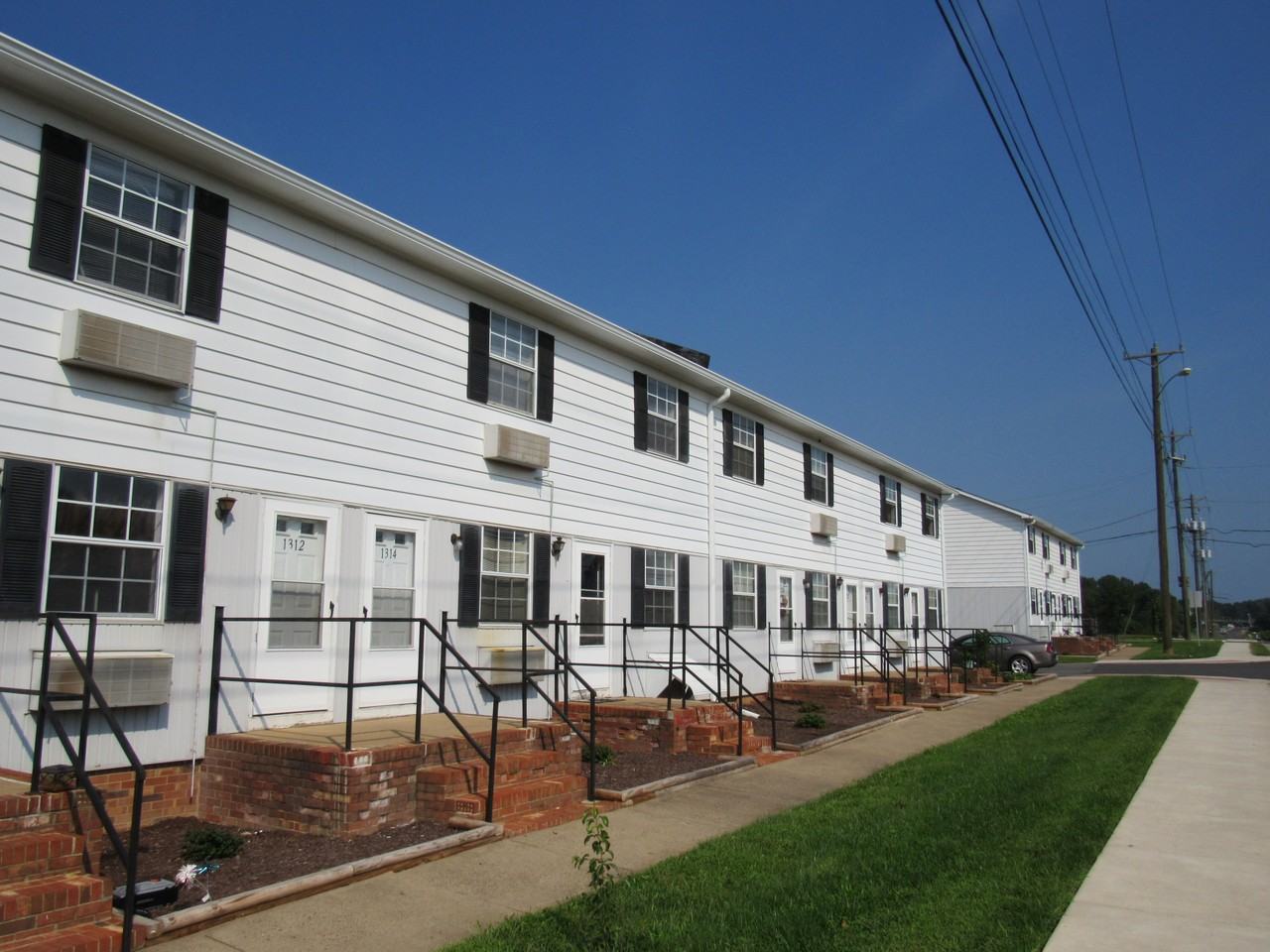 1304 Sunshine Dr - Photo 3 of 20