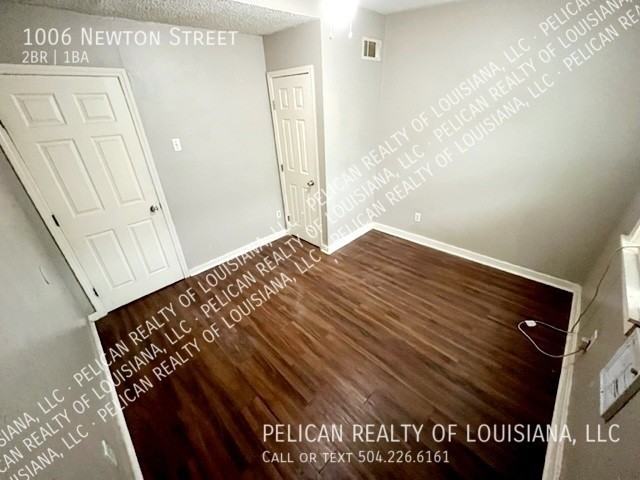 1006 Newton St - Photo 3 of 8