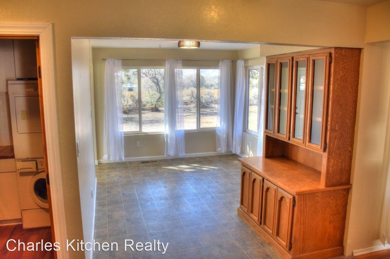 1050 Holly Way - Photo 2 of 14