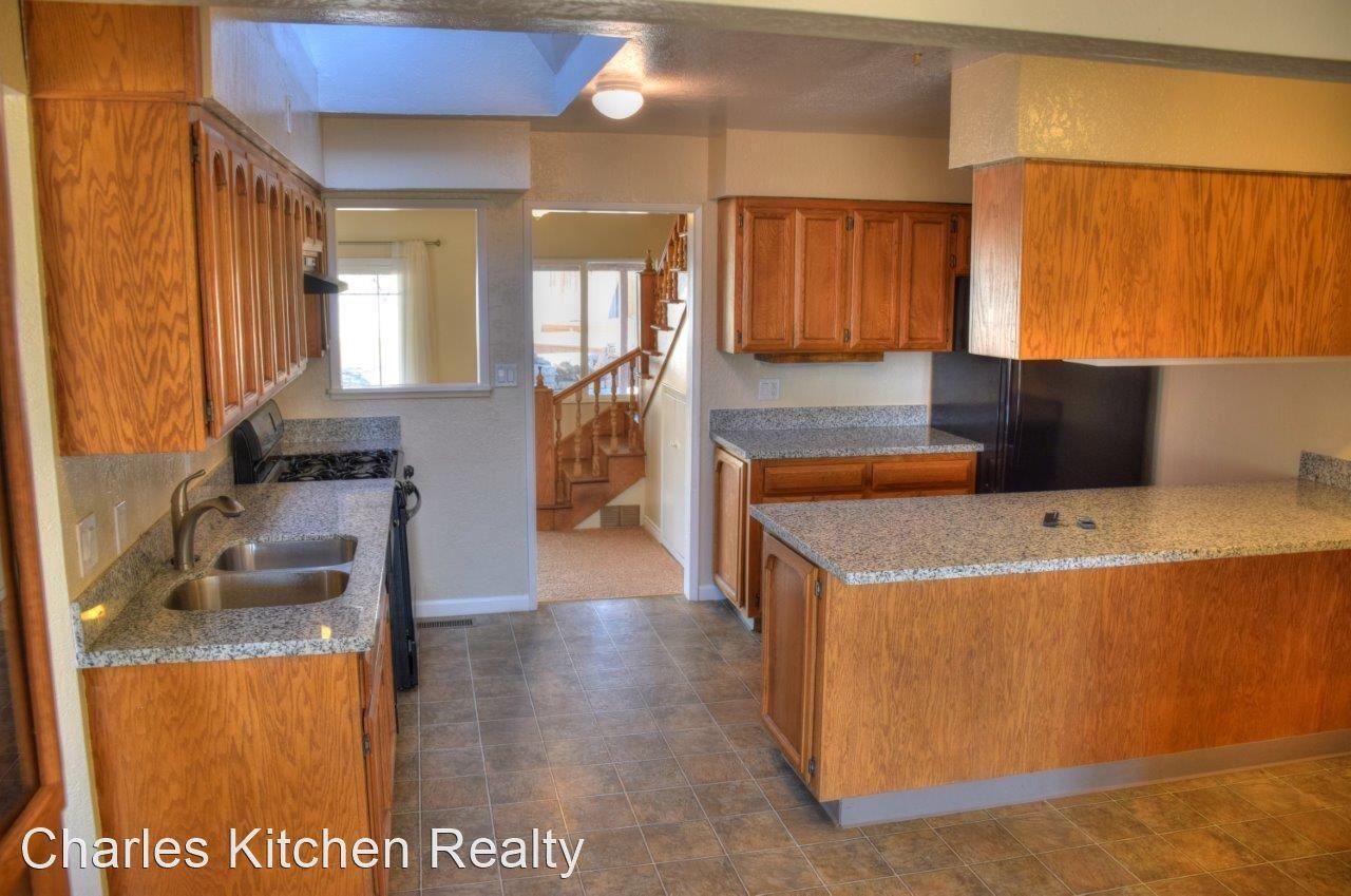 1050 Holly Way - Photo 3 of 14