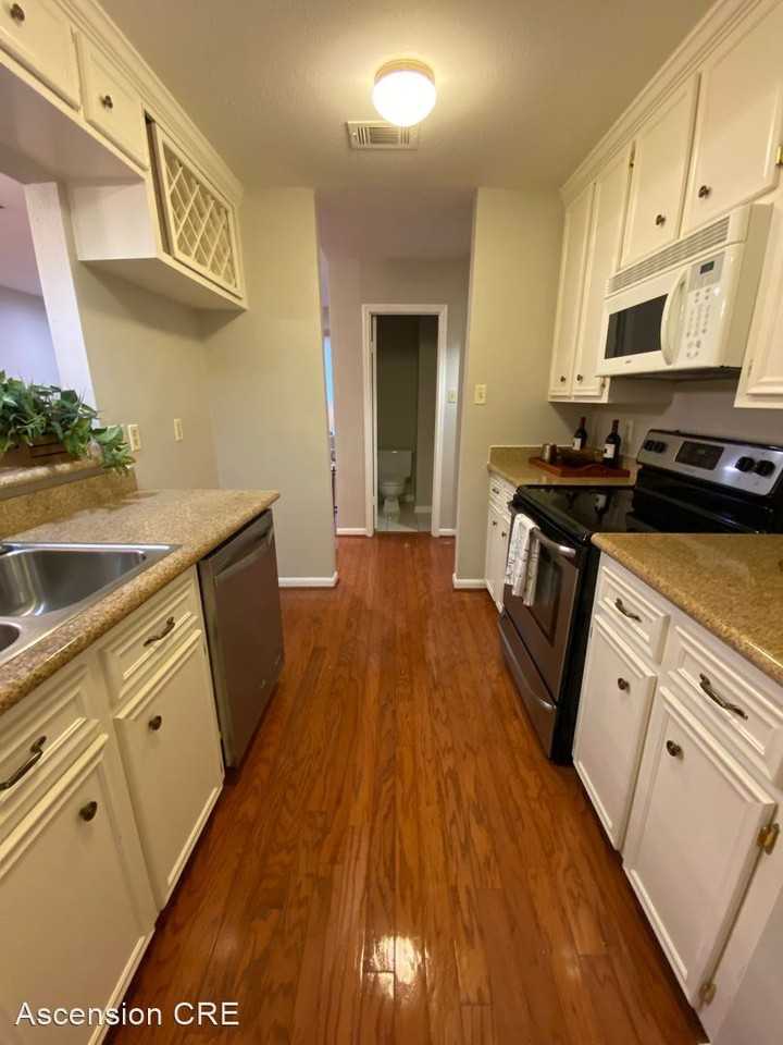 San Felipe Square Townhomes Apartments 1439 Bering Dr, Houston, TX