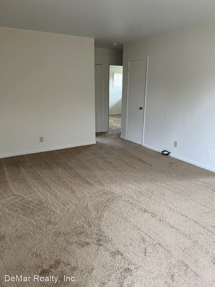 327-327 1/2 Roanoke Ave. - Photo 2 of 7