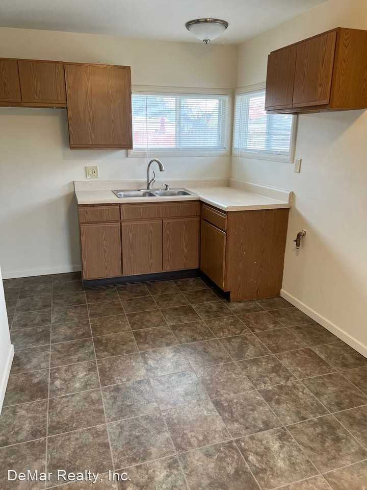 327-327 1/2 Roanoke Ave. - Photo 3 of 7