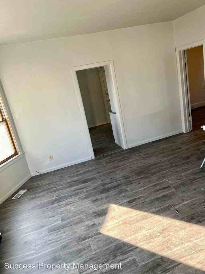 4906 19th Ave - Photo 3 of 4