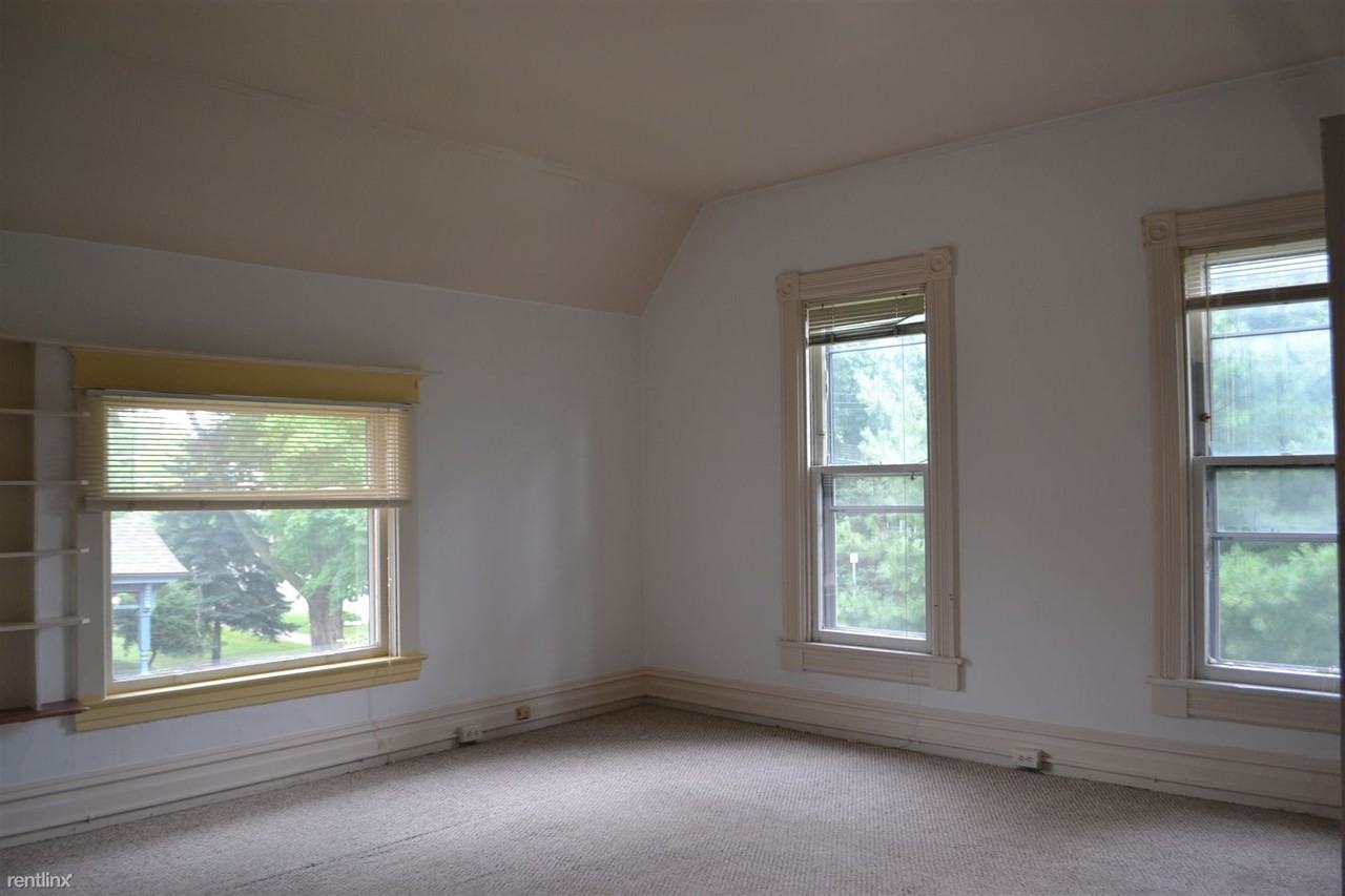 306 Woodward Ave - Photo 2 of 5