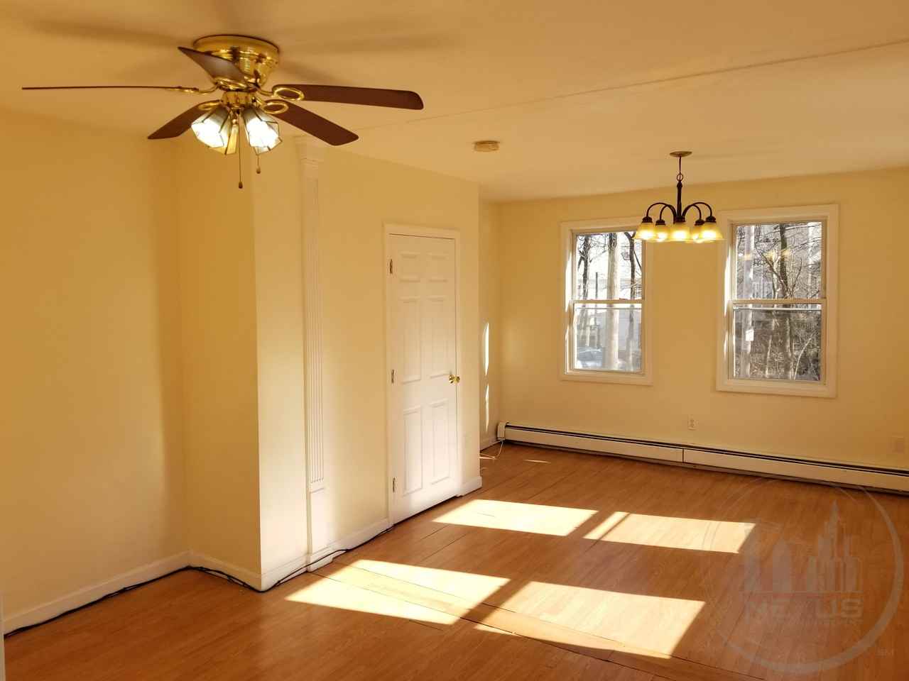 154 W School St - Photo 4 of 11