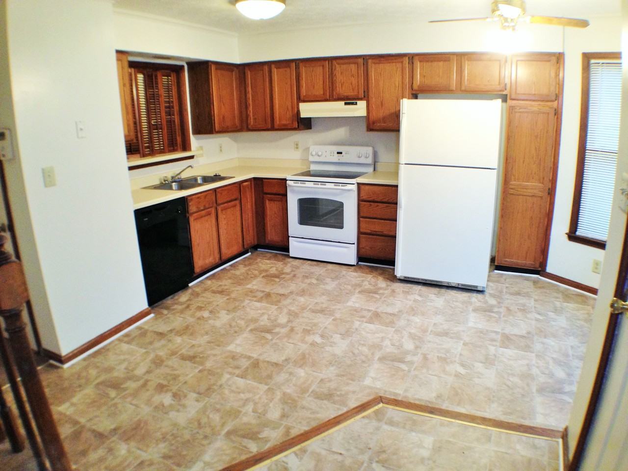 208 Susan Constant Dr - Photo 3 of 9