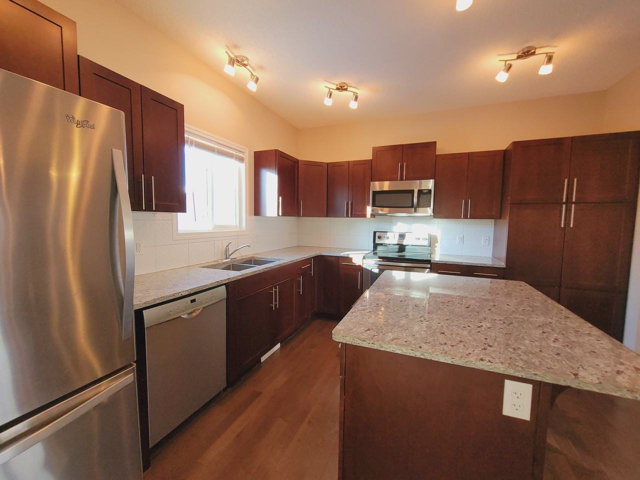 7208 Armour Cres Sw - Photo 3 of 38