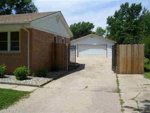 401 Western Ave - Photo 2 of 10