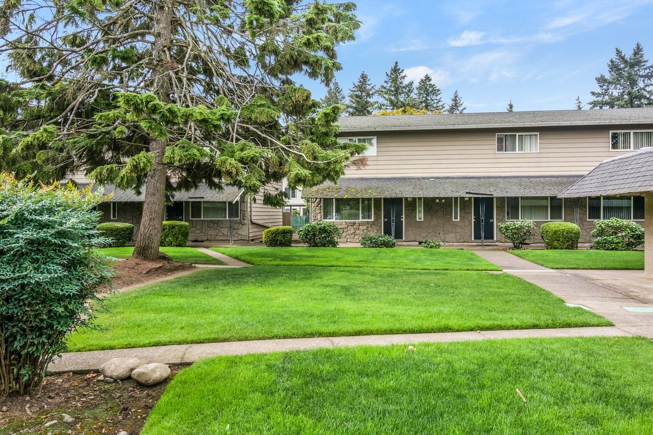 Townhouse Square Apartments - Photo 2 of 28