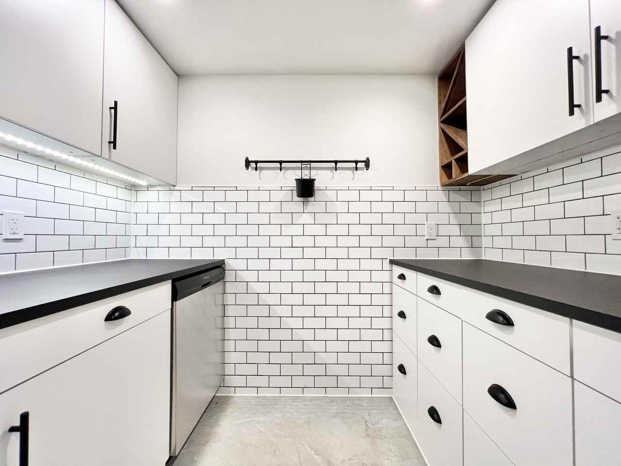 1370 Killarney Beach Road, Lefroy ON L0L 1W0 - Photo 3 of 27