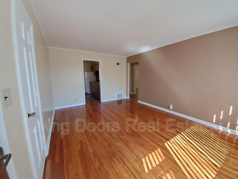 303 S 47th St - Photo 3 of 11