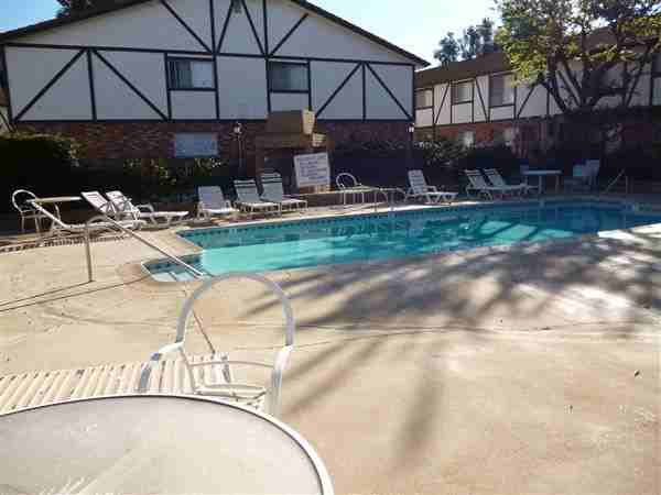 ESSEX MANOR - Photo 2 of 9