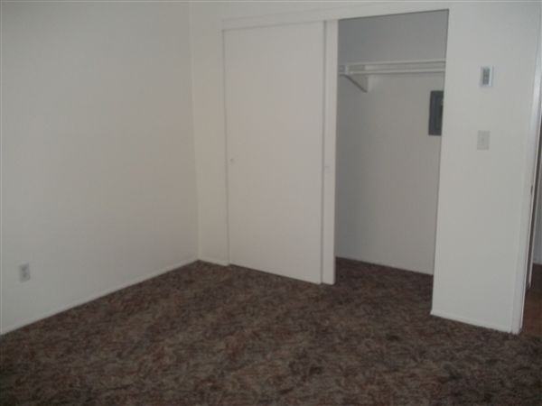 ESSEX MANOR - Photo 3 of 9