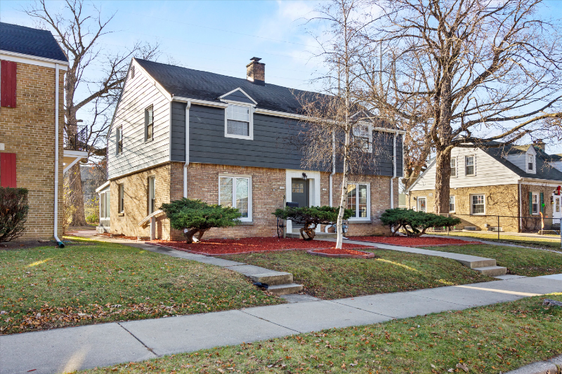 9121 W Hawthorne Ave - Photo 2 of 20