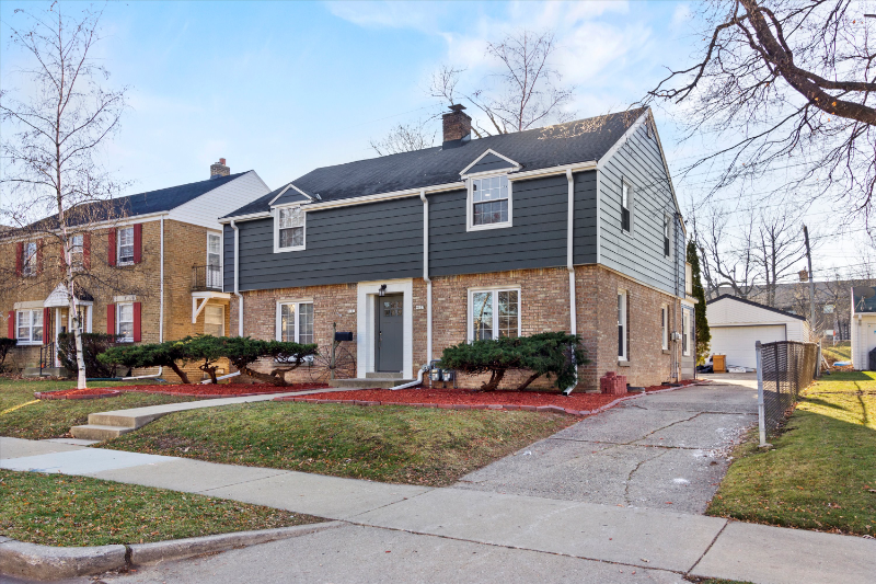 9121 W Hawthorne Ave - Photo 3 of 20