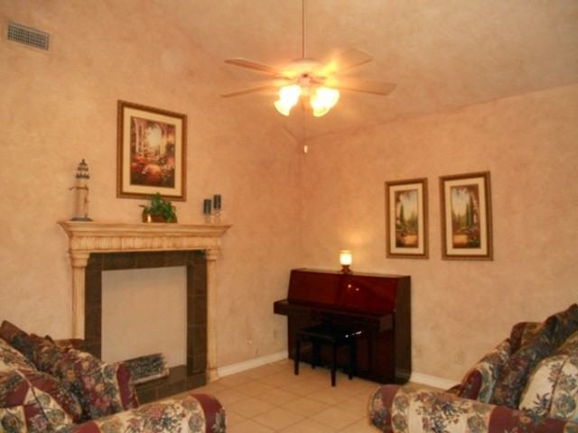 504 Goldfinch St - Photo 2 of 12