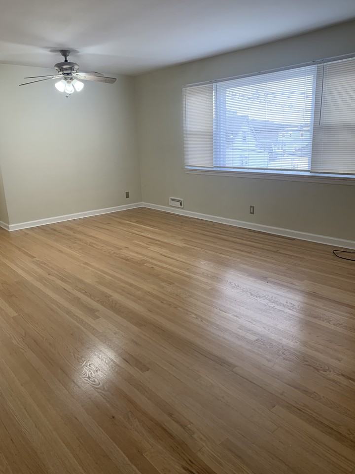 836 8th St - Photo 3 of 7