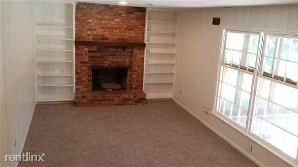 205 NE Country Ln - Photo 3 of 10