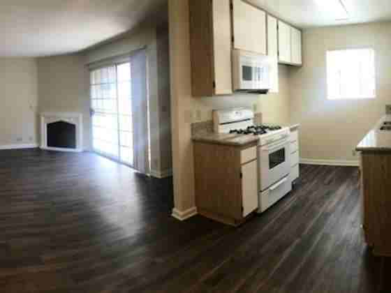 2908 W Victory Blvd #D - Photo 3 of 9