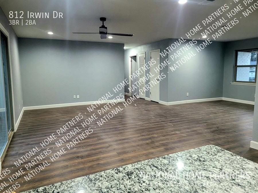 812 Irwin Dr - Photo 2 of 8
